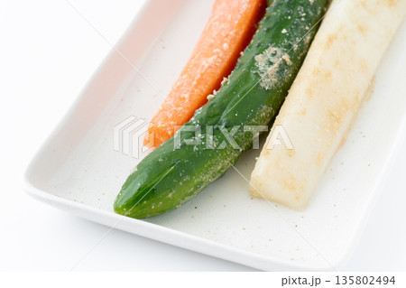 お皿に載せた野菜のぬか漬けのクローズアップ 135802494