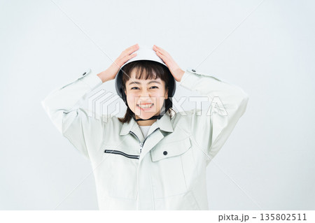 作業着を着た若い女性 作業着を着た若い女性 135802511