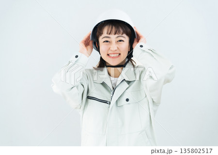 作業着を着た若い女性 135802517