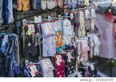 靴下の展示販売 売り場の陳列 商品タグ 雑貨店の店頭 靴下の展示販売 売り場の陳列 商品タグ 雑貨店の店頭 135802539