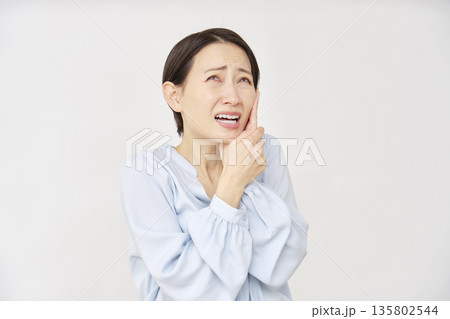 40代の女性　虫歯　白背景 135802544