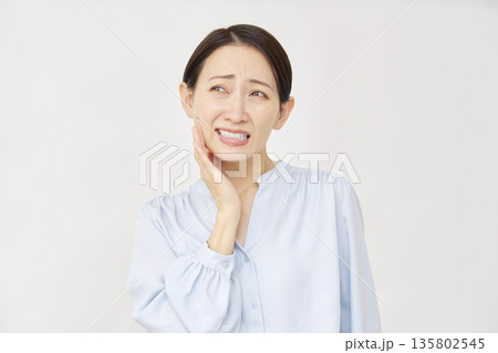 40代の女性　虫歯　白背景 135802545
