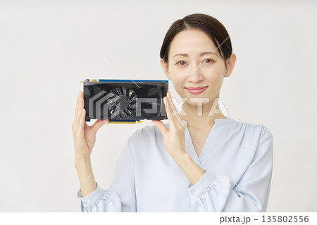 グラフィックボードを持つ40代の女性 白背景 グラフィックボードを持つ40代の女性 白背景 135802556