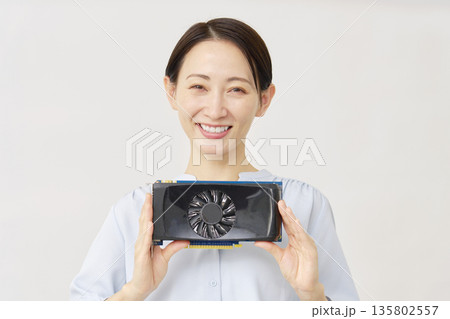 グラフィックボードを持つ40代の女性 白背景 グラフィックボードを持つ40代の女性 白背景 135802557