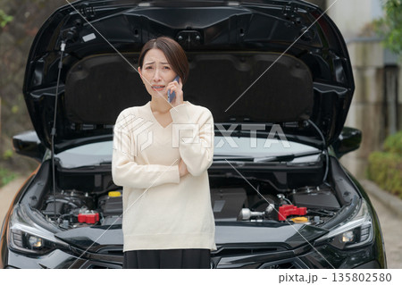 車が故障して電話をする女性 135802580