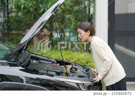 車が故障してボンネットを開ける女性 135802672