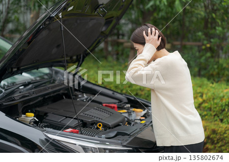 車が故障してボンネットを開ける女性 135802674