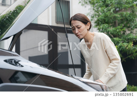 車が故障してボンネットを開ける女性 車が故障してボンネットを開ける女性 135802691