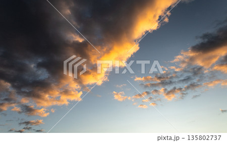 雲の多い夕暮れの冬の空 135802737