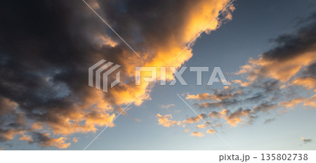 雲の多い夕暮れの冬の空 135802738