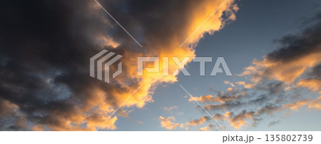 雲の多い夕暮れの冬の空 135802739