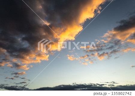 雲の多い夕暮れの冬の空 135802742