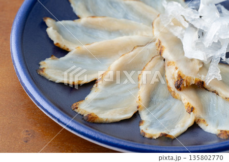 真ふぐの刺身（てっさ）の炙りのクローズアップ 135802770