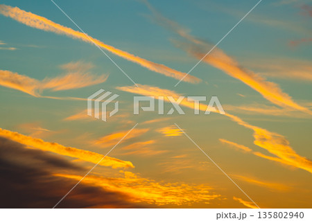 飛行機雲の跡がたくさんある夕暮れの空 a-2 高彩度コントラスト 飛行機雲の跡がたくさんある夕暮れの空 a-2 高彩度コントラスト 135802940