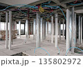 新築アパートの建設現場の内部風景 135802972