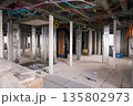 新築アパートの建設現場の内部風景 135802973