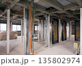 建築現場の内部風景 135802974