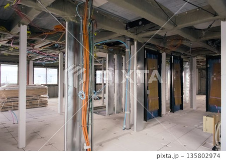 建築現場の内部風景 135802974