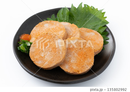 白背景にお皿に盛りつけたあん肝 135802992