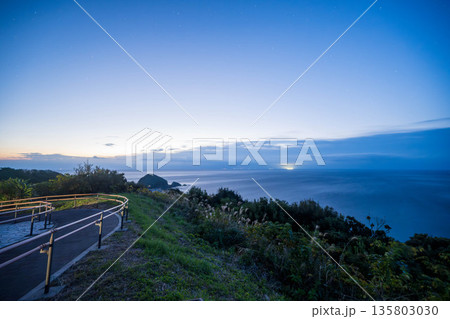 佐多岬公園展望台からみた夜明の海 135803030