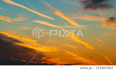 飛行機雲の跡がたくさんある夕暮れの空　b-2 16:9 高彩度コントラスト 135803062