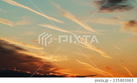 飛行機雲の跡がたくさんある夕暮れの空　b-3 16:9 フィルム調 135803063