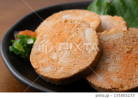 お皿に盛りつけたあん肝のクローズアップ 135803233