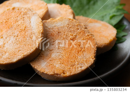 お皿に盛りつけたあん肝のクローズアップ お皿に盛りつけたあん肝のクローズアップ 135803234