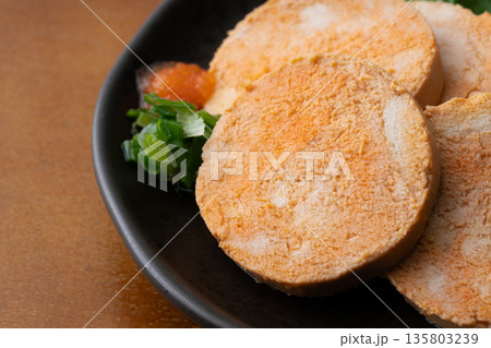 お皿に盛りつけたあん肝のクローズアップ 135803239