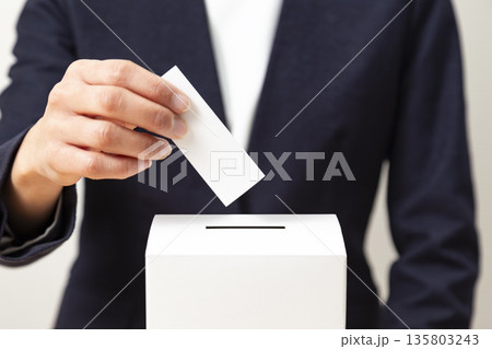 投票する女性の手元 135803243