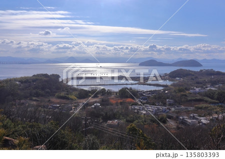 塩飽諸島 本島の遠見山から眺める丸亀方面の景色 135803393