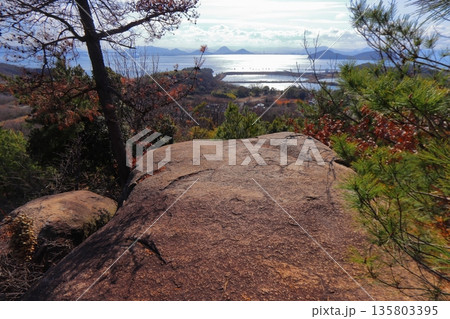 塩飽諸島 本島の遠見山 天狗の足跡から眺める丸亀方面の景色 塩飽諸島 本島の遠見山 天狗の足跡から眺める丸亀方面の景色 135803395