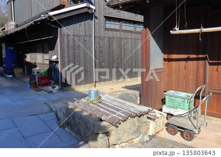 塩飽諸島 本島の笠島伝統的建造物群保存地区の井戸と手押し車 135803643