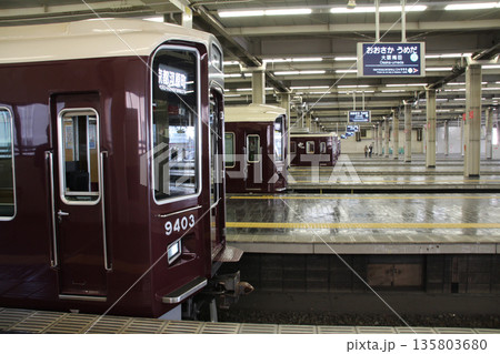 阪急大阪梅田駅のプラットホーム京都線側から見た所 135803680