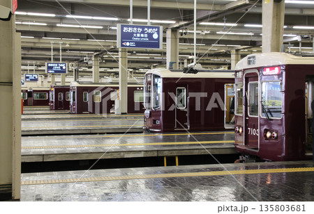 阪急大阪梅田駅のプラットホーム神戸線側から見た所 135803681