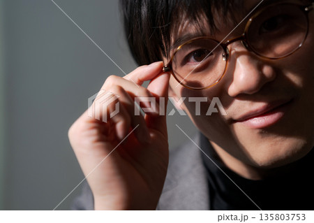 サングラスをかけた怪しげな男性 135803753
