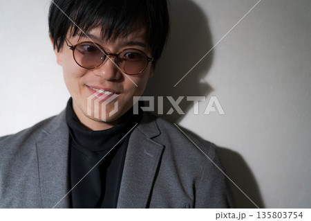 サングラスをかけた怪しげな男性 135803754