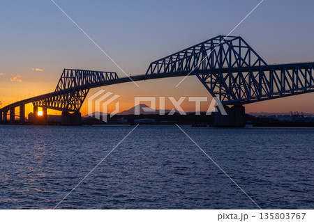 夕暮れの東京ゲートブリッジと富士山のシルエット 135803767