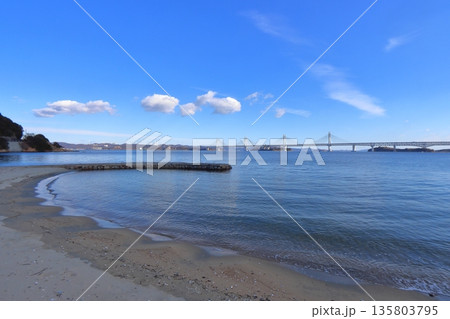 塩飽諸島の本島から眺める瀬戸大橋と鷲羽山方面の景色（新在家海岸） 135803795