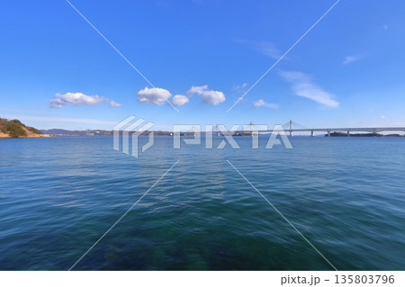塩飽諸島の本島から眺める瀬戸大橋と鷲羽山方面の景色(新在家海岸) 塩飽諸島の本島から眺める瀬戸大橋と鷲羽山方面の景色(新在家海岸) 135803796