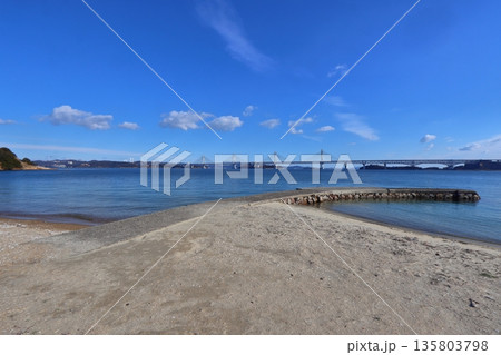 塩飽諸島の本島から眺める瀬戸大橋と鷲羽山方面の景色（新在家海岸） 135803798