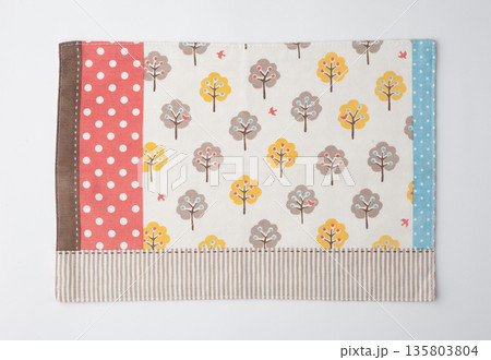 赤ドットとイラストのランチョンマット 135803804