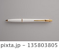 白い軸のボールペン 135803805