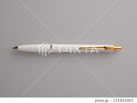 白い軸のボールペン 135803805