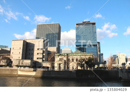 新旧のビルが共存する淀屋橋の街並み 135804029