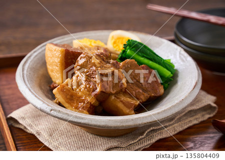 煮卵と小松菜を添えた豚の角煮 135804409