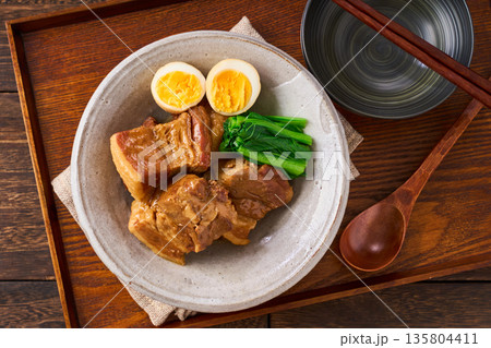 煮卵と小松菜を添えた豚の角煮 135804411