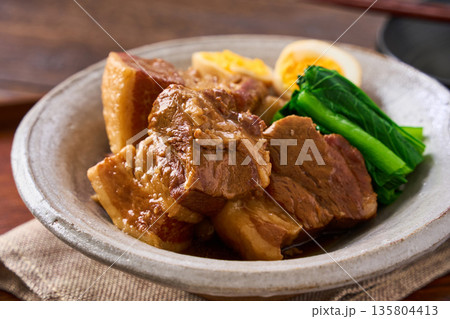 煮卵と小松菜を添えた豚の角煮 煮卵と小松菜を添えた豚の角煮 135804413