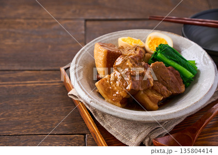 煮卵と小松菜を添えた豚の角煮 135804414