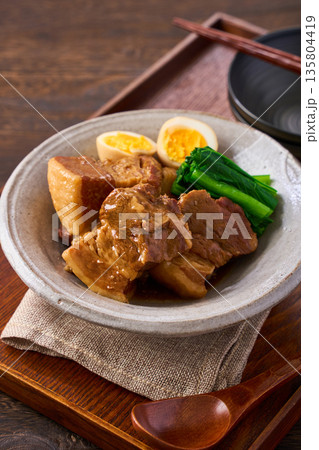 煮卵と小松菜を添えた豚の角煮 135804419